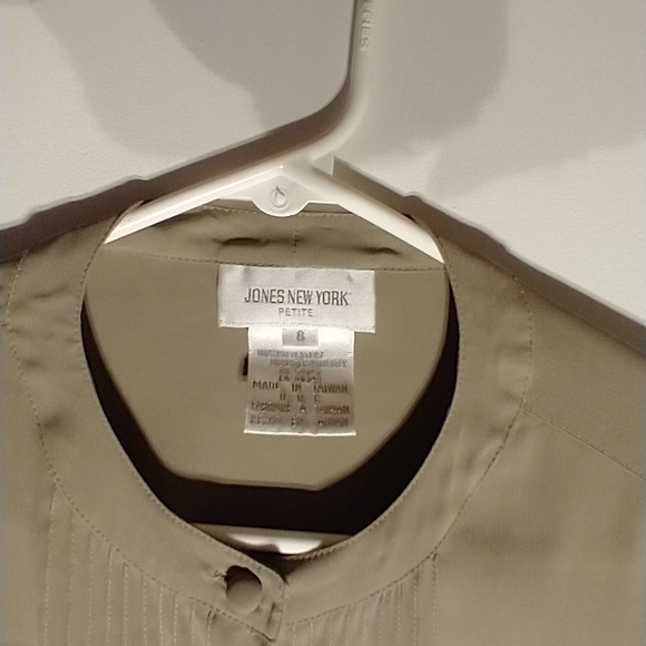 Jones New York Pleated Tan Blouse Size 8 Petite - Picture 6 of 6